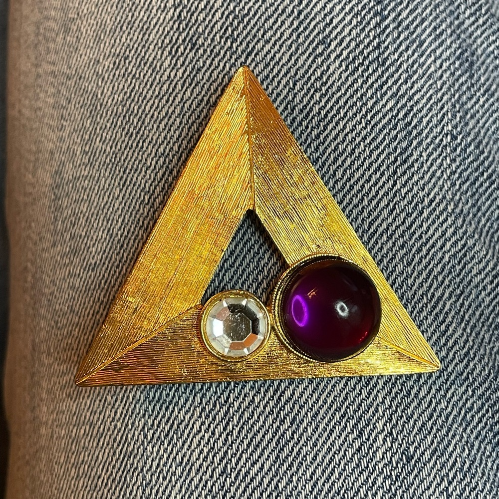 Vintage 90s Gold Tone Modernist Triangle Brooch with Purple and Clear Gemstones